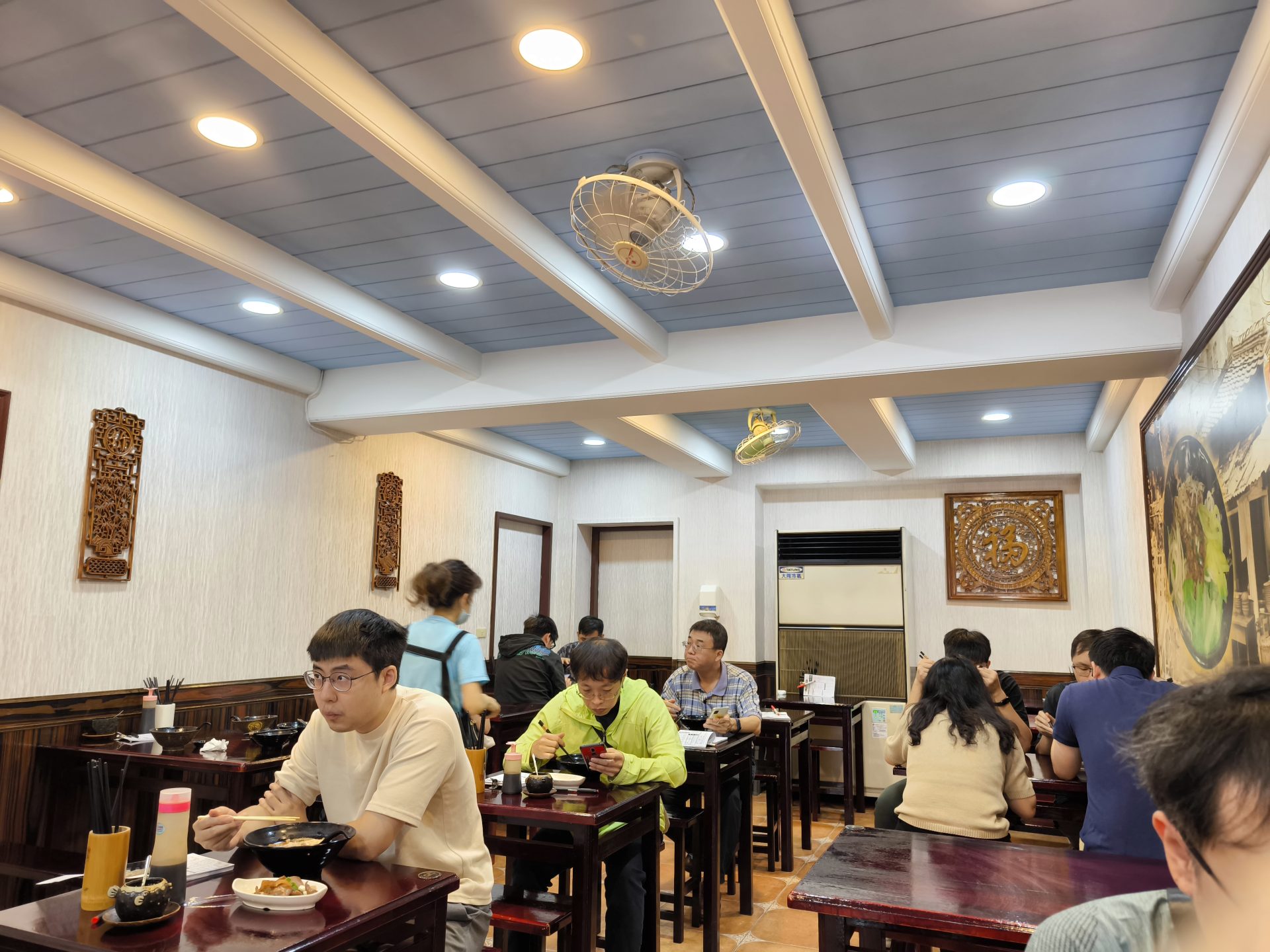 一麵頂級麻醬麵用餐區客滿