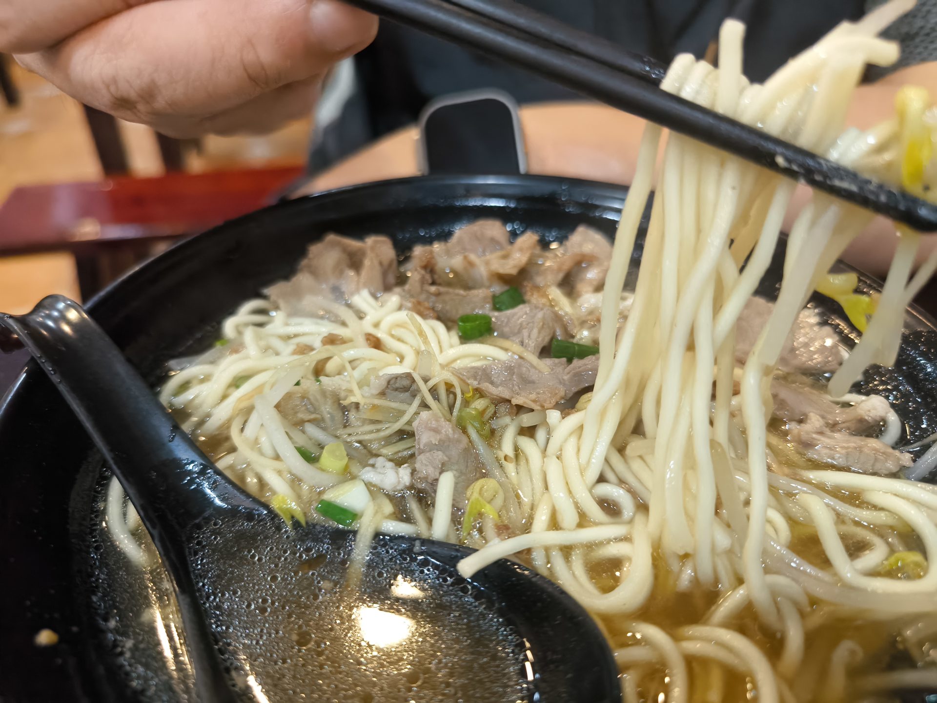 一麵手工麵條夾起