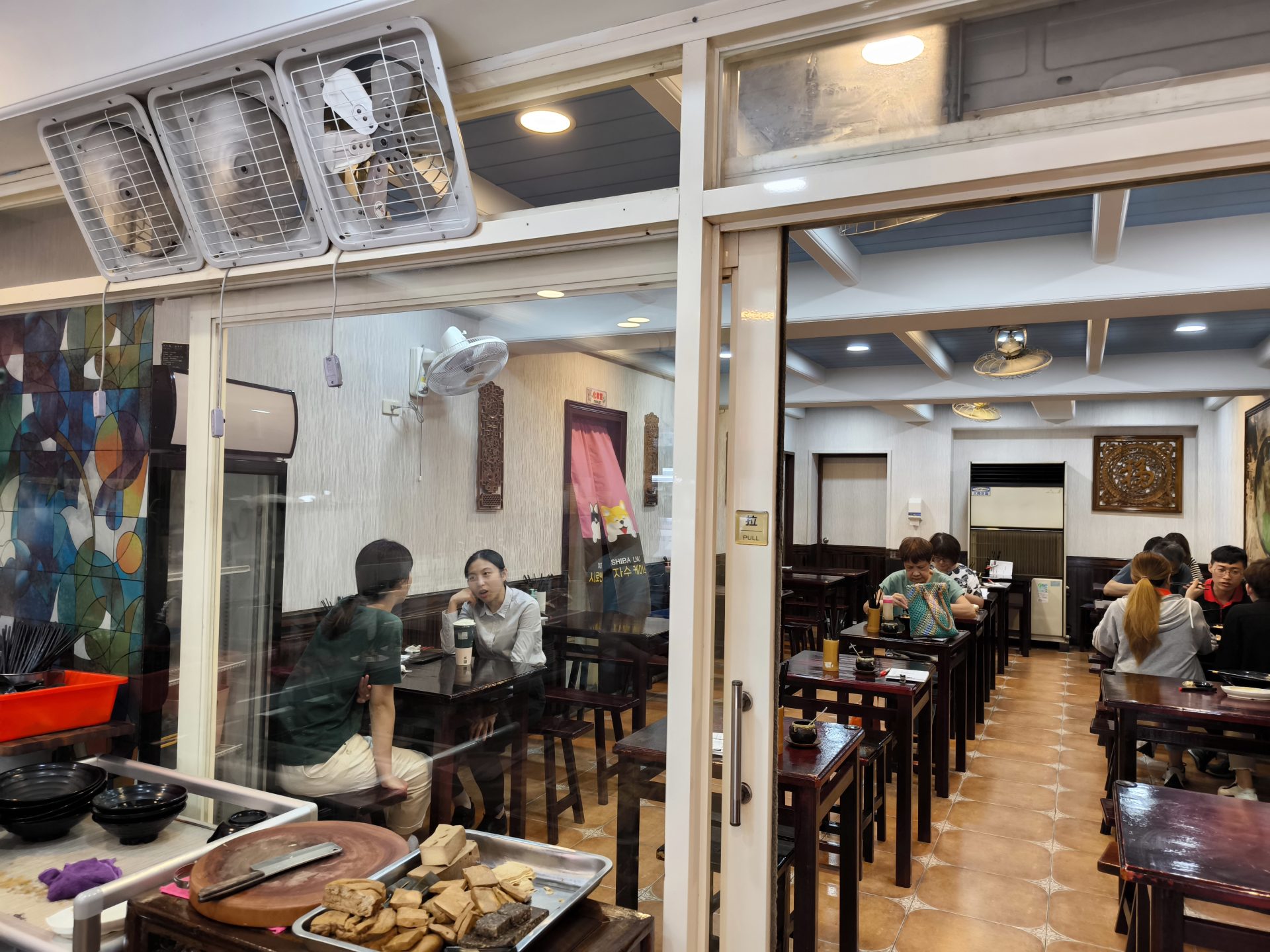一麵頂級麻醬麵店內入口