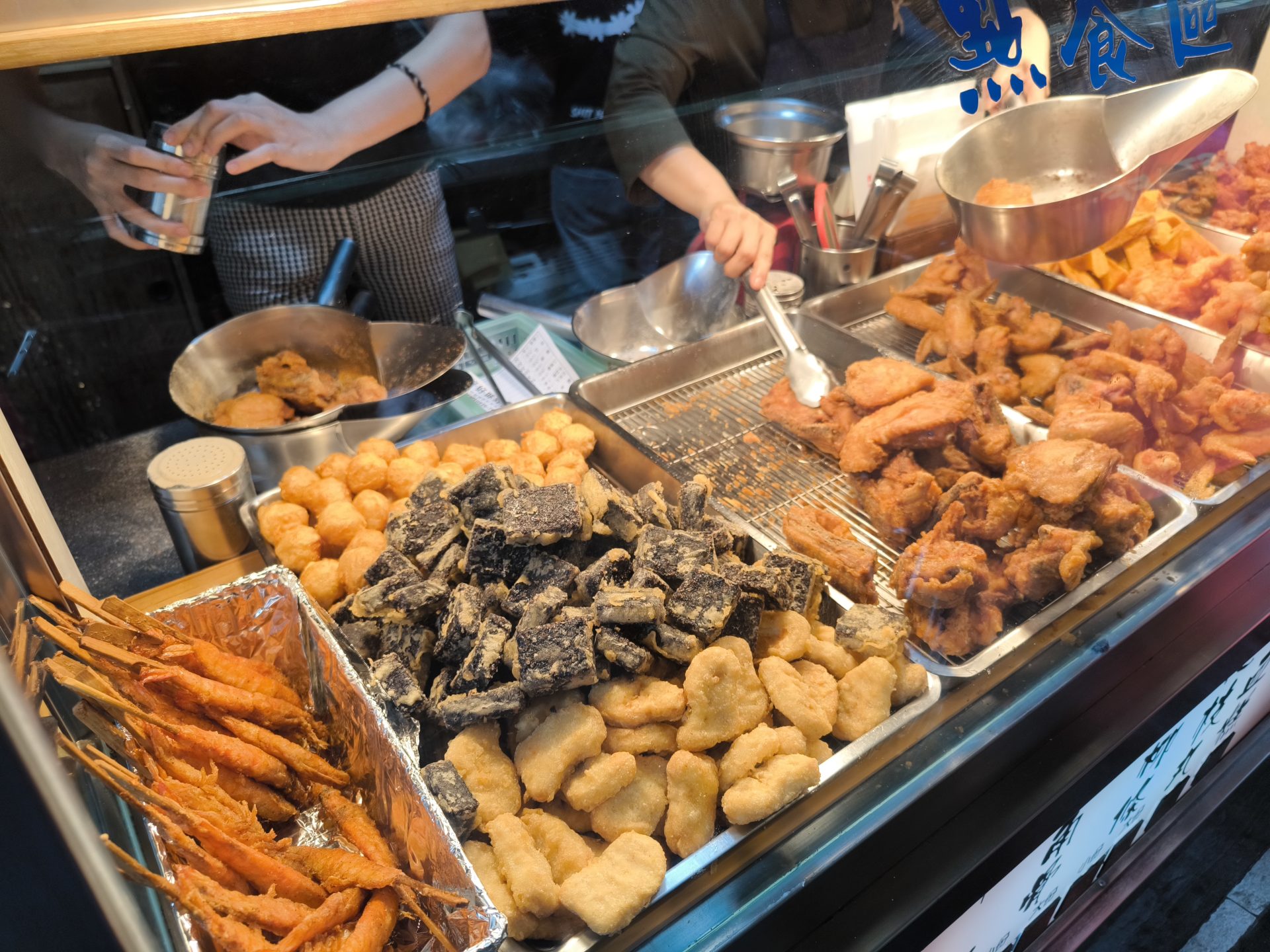 好好味炸雞展示櫃內各式炸物