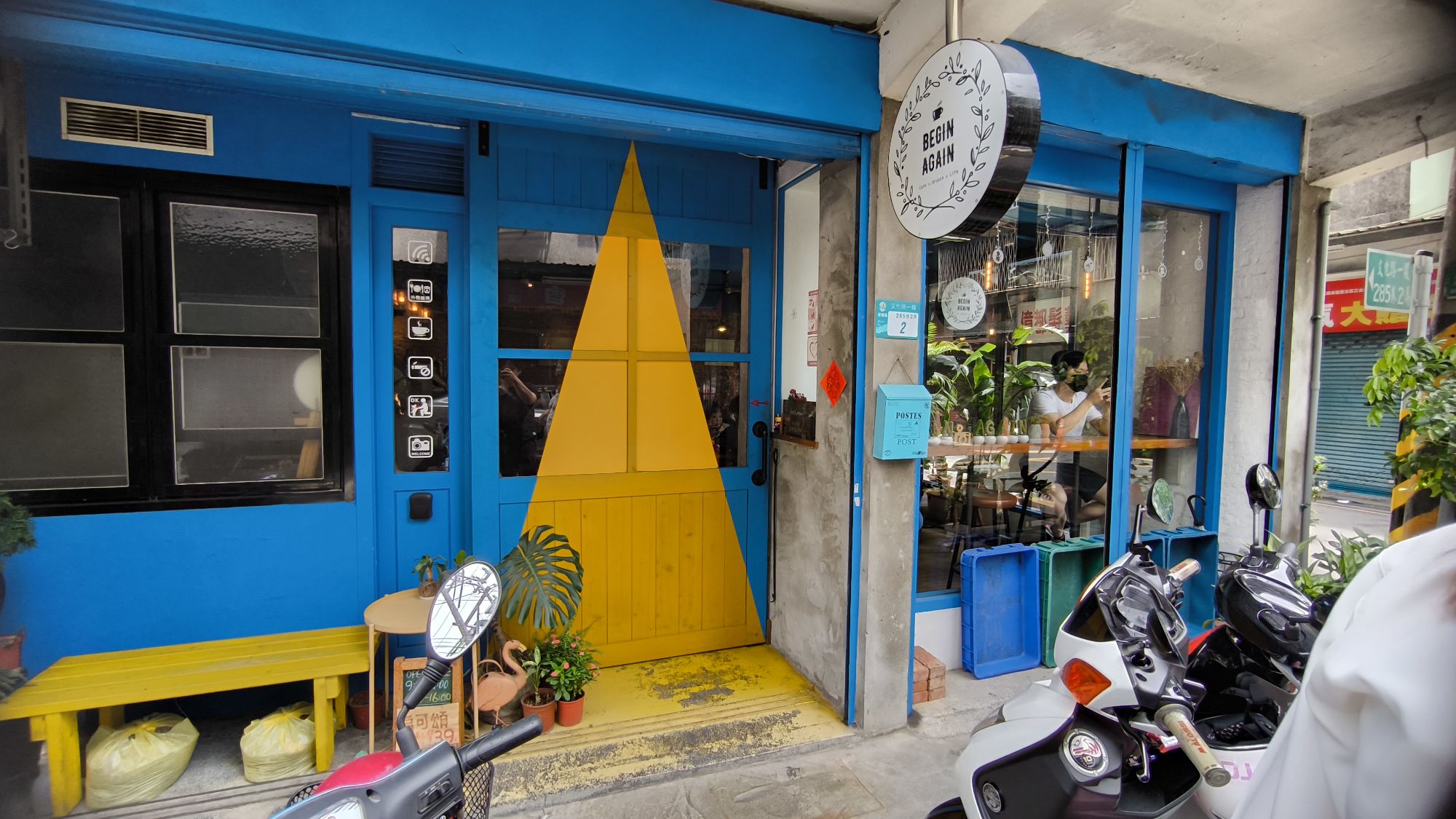 BEGINAGAIN 起點咖啡藍色店門口
