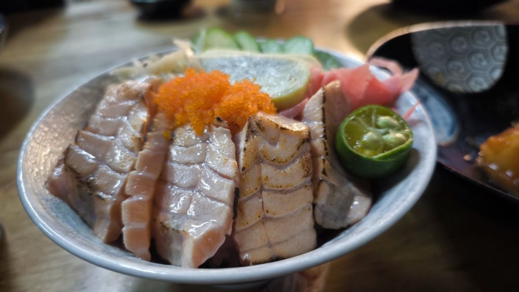 桃園美食，南門市場裡厲害的關東煮和生魚片 – 比壽司