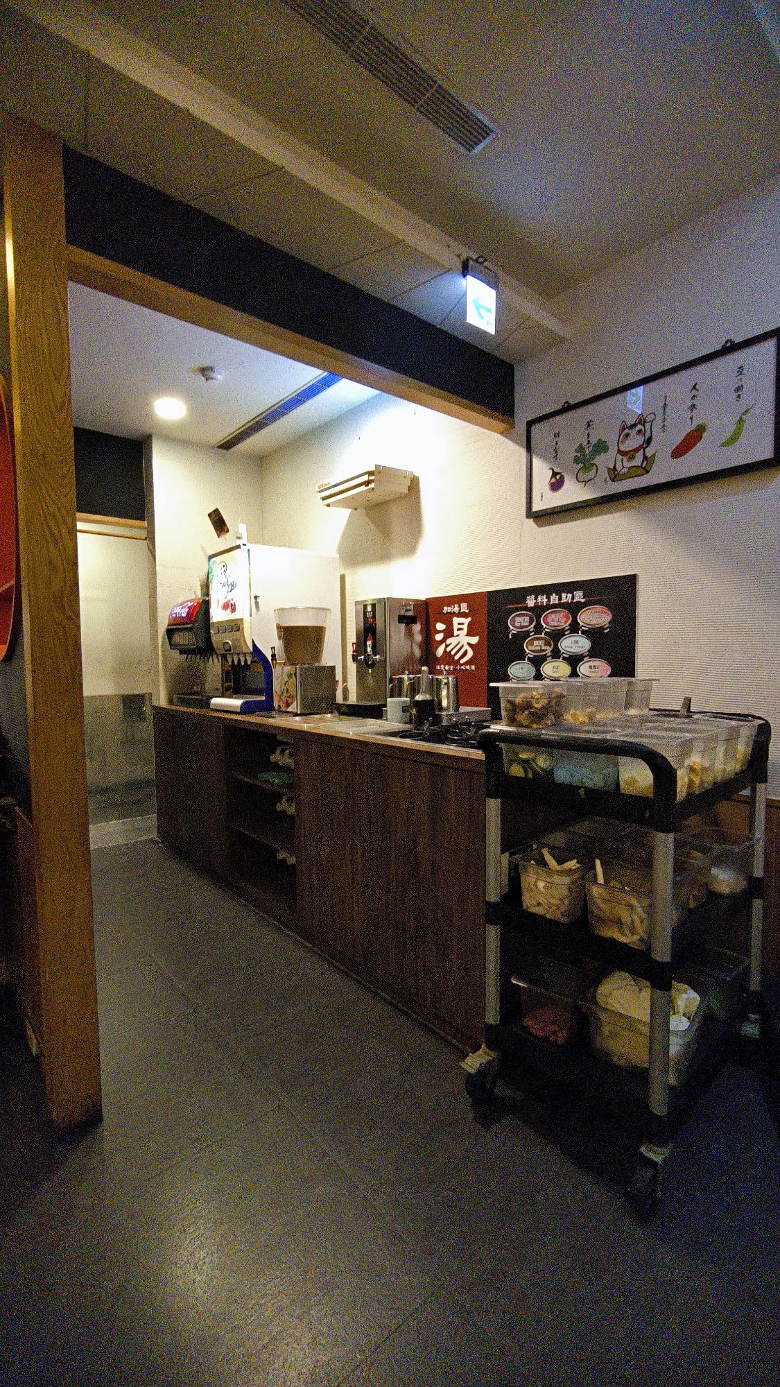 巢鍋 Shabu 自助飲料區與配料推車
