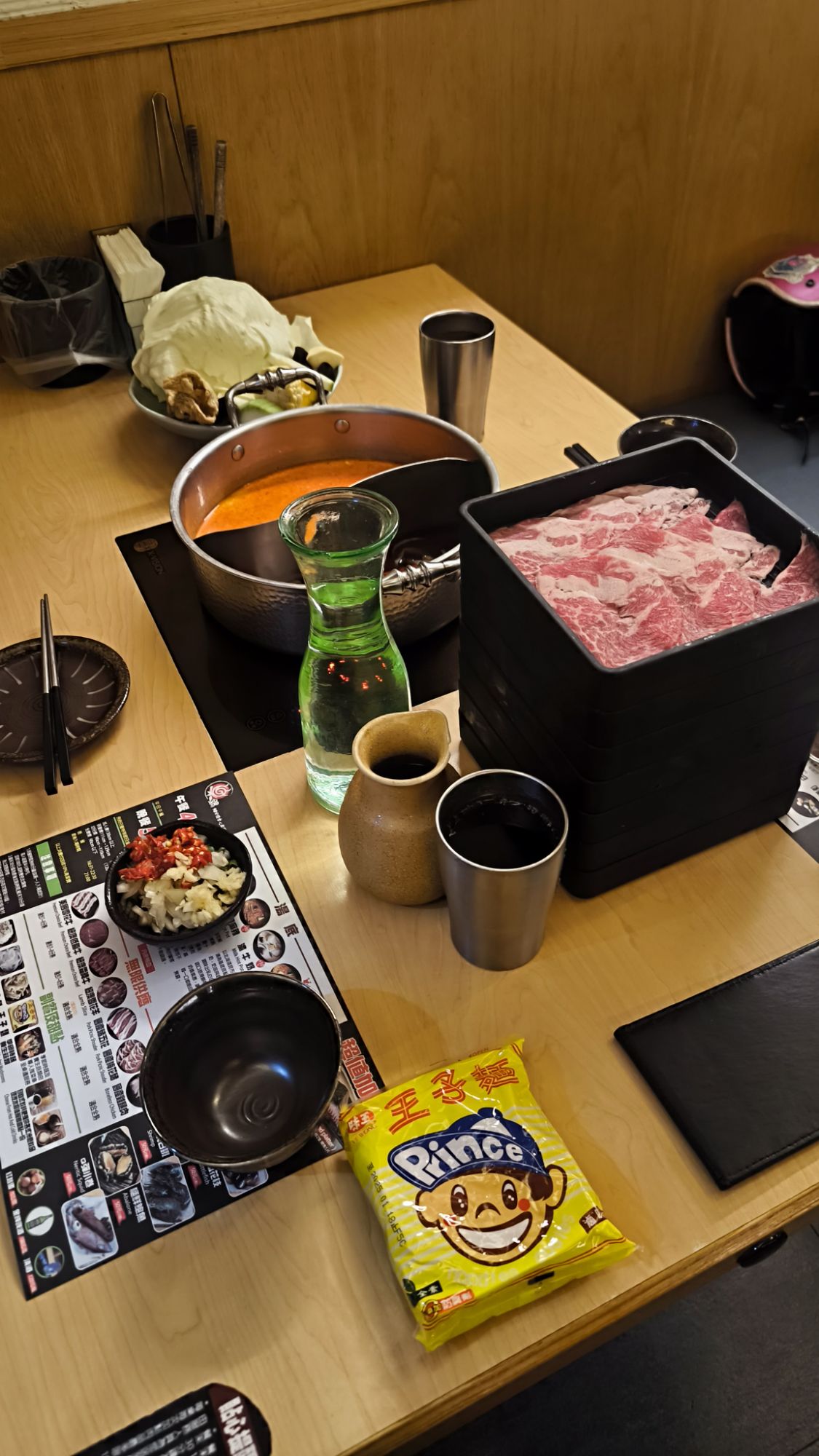 巢鍋 Shabu 鴛鴦鍋與第一盒肉盤