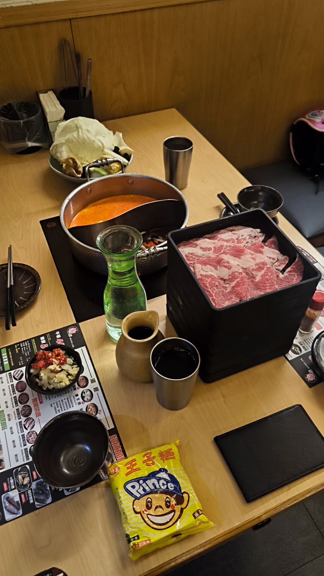 巢鍋 Shabu 桌上擺設與王子麵
