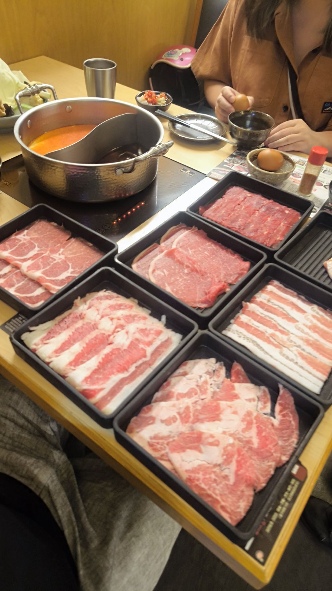 巢鍋 Shabu 吃到飽肉盤一次上桌