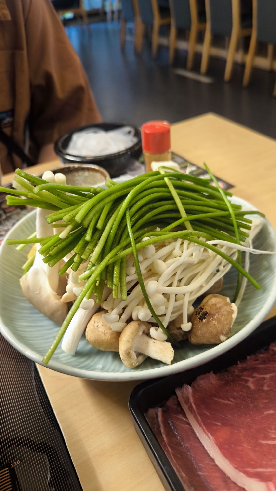 巢鍋 Shabu 青蔥與菇類蔬菜盤