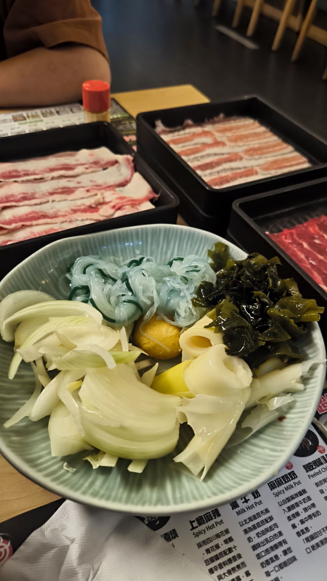 巢鍋 Shabu 蔬菜盤與豬五花