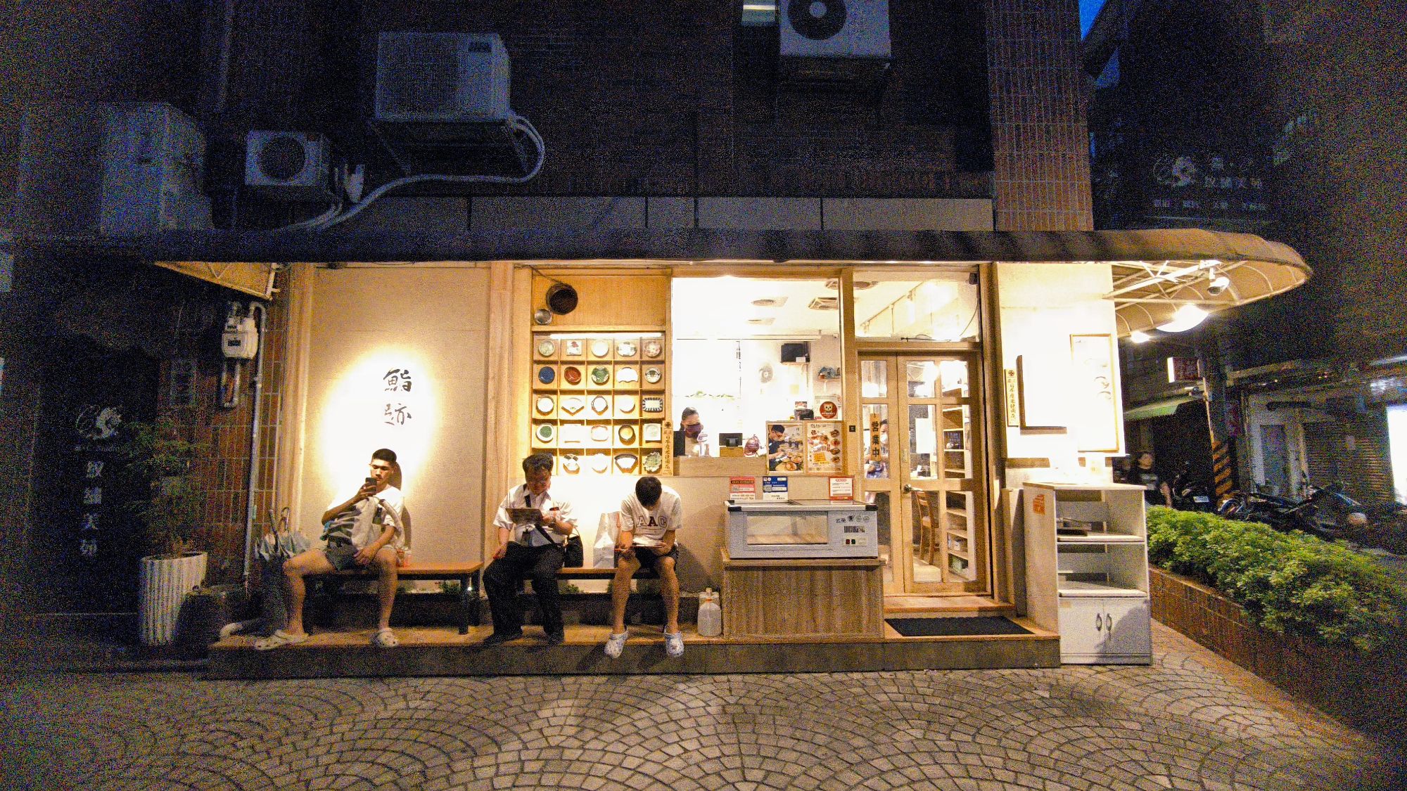 鮨跡日式料理店外候位區