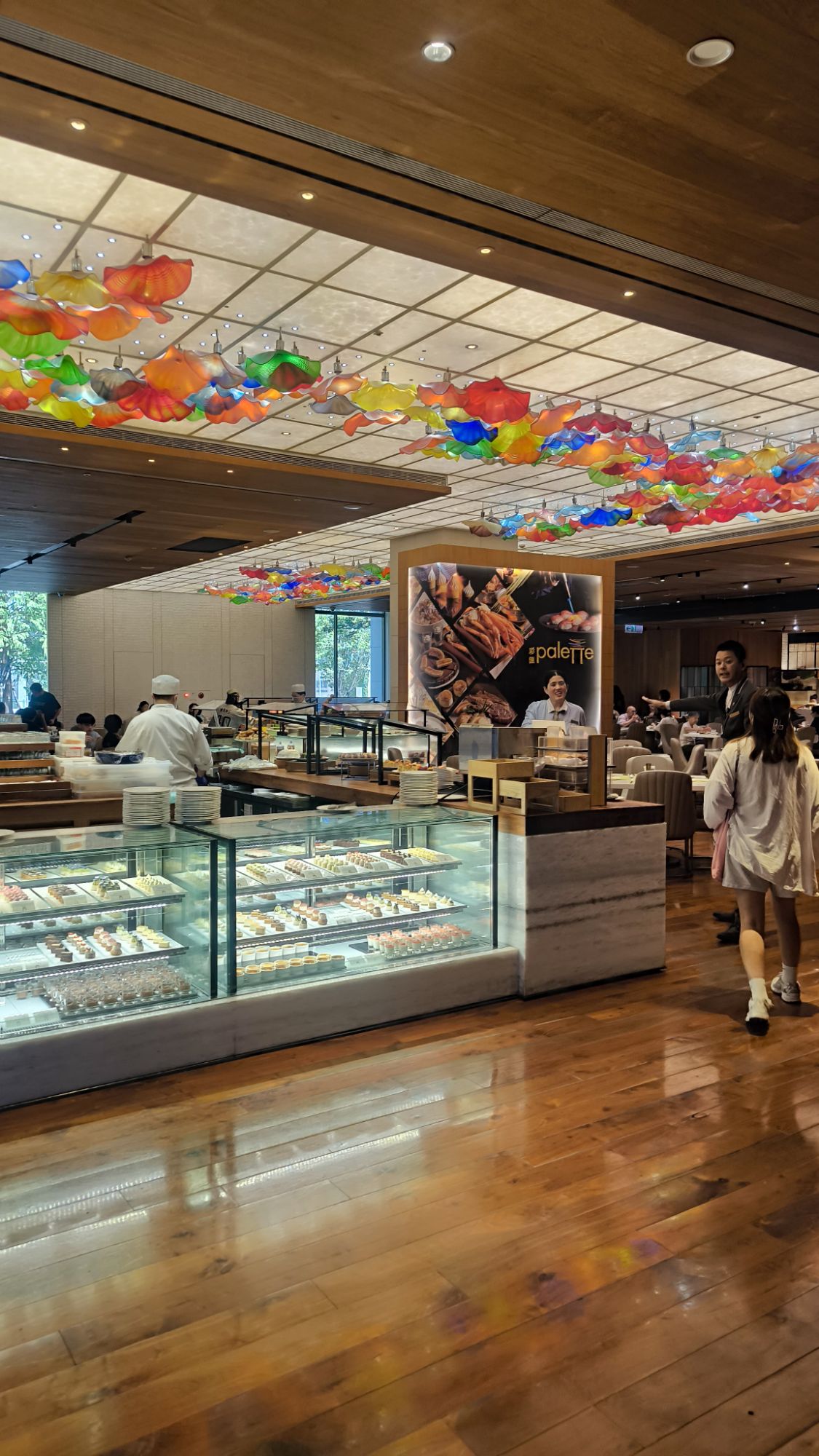 彩匯自助餐廳彩色玻璃天花板