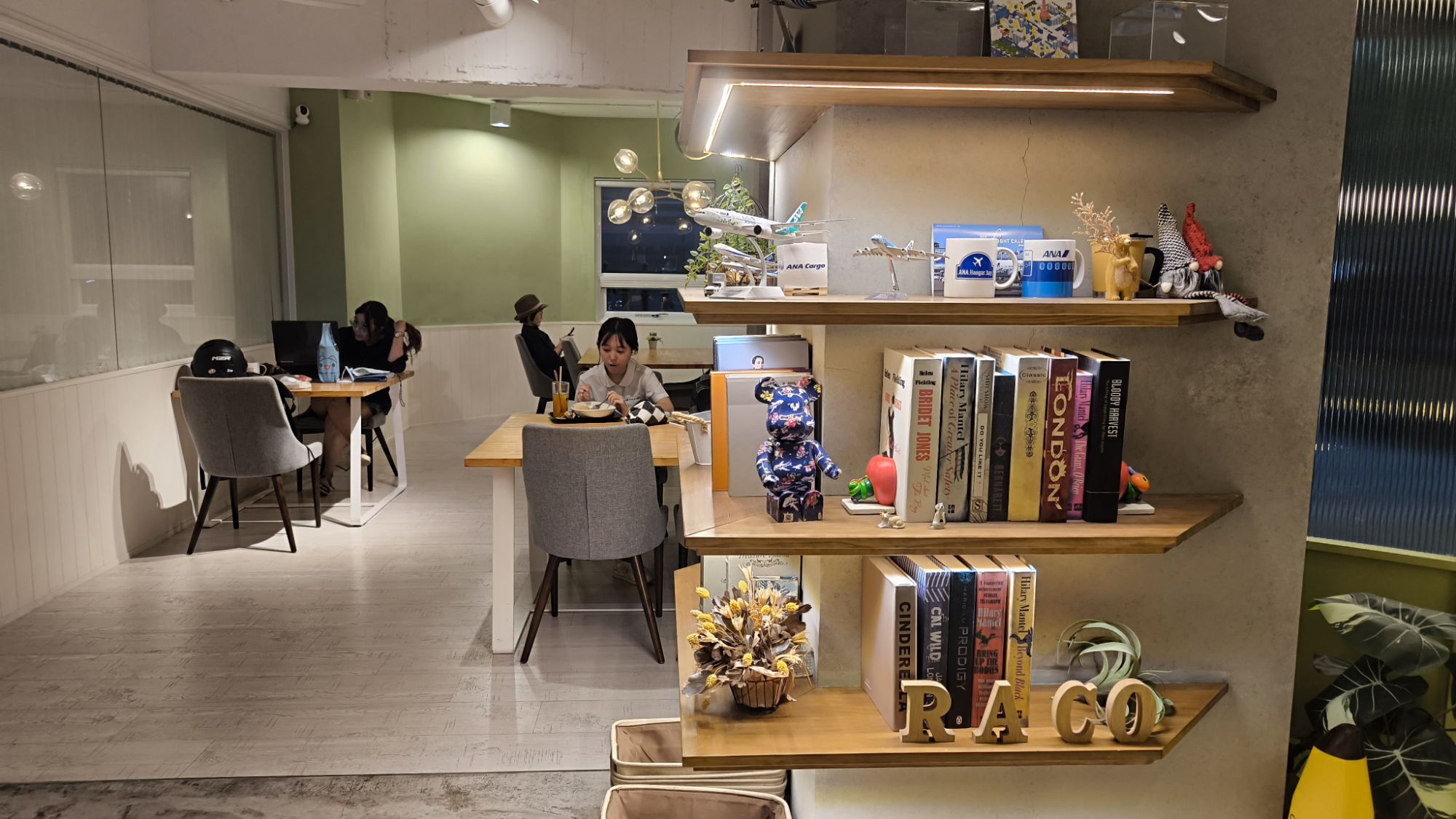 CAFE RACO 書架閱讀區