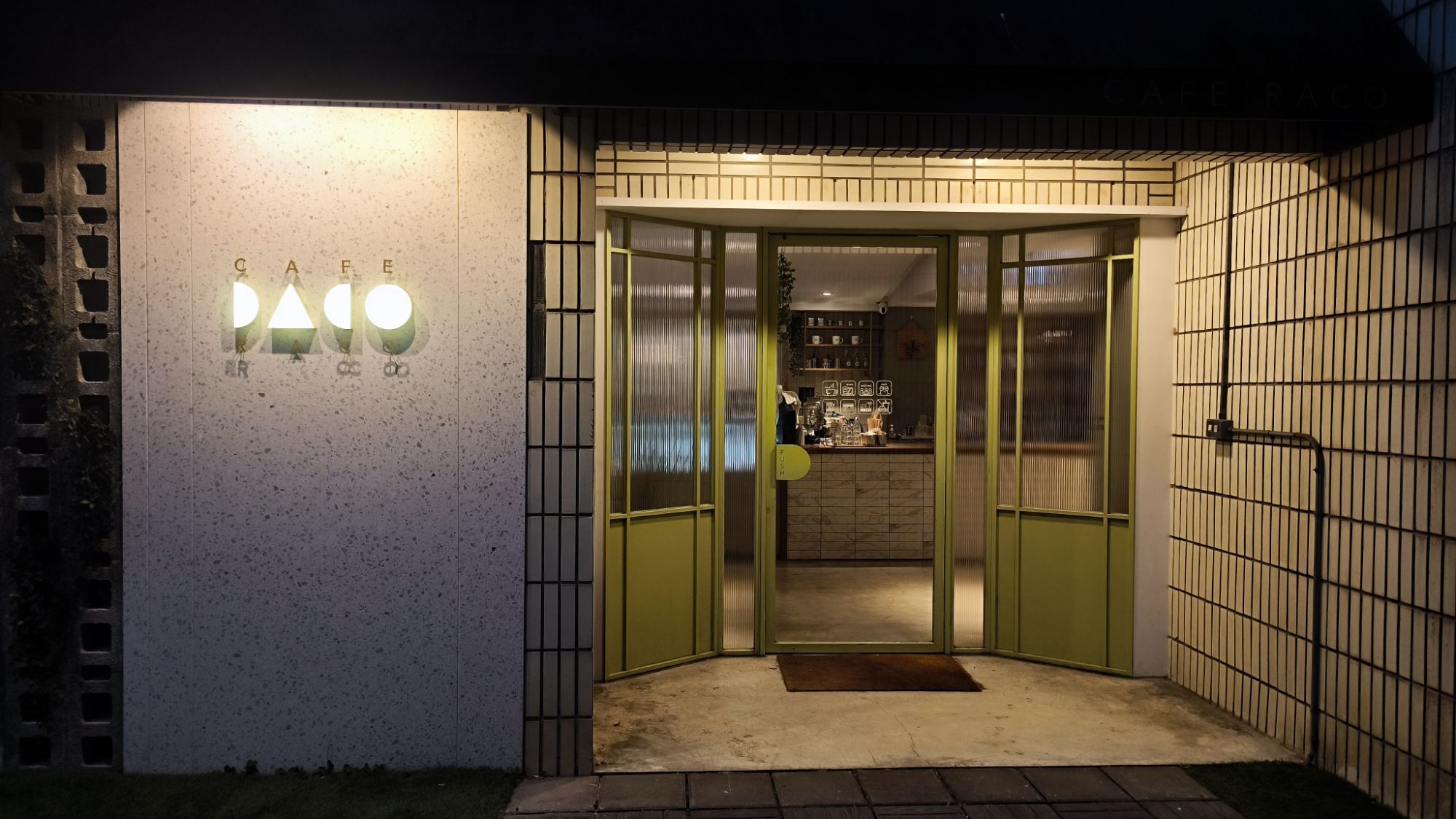 CAFE RACO 綠色旋轉門入口