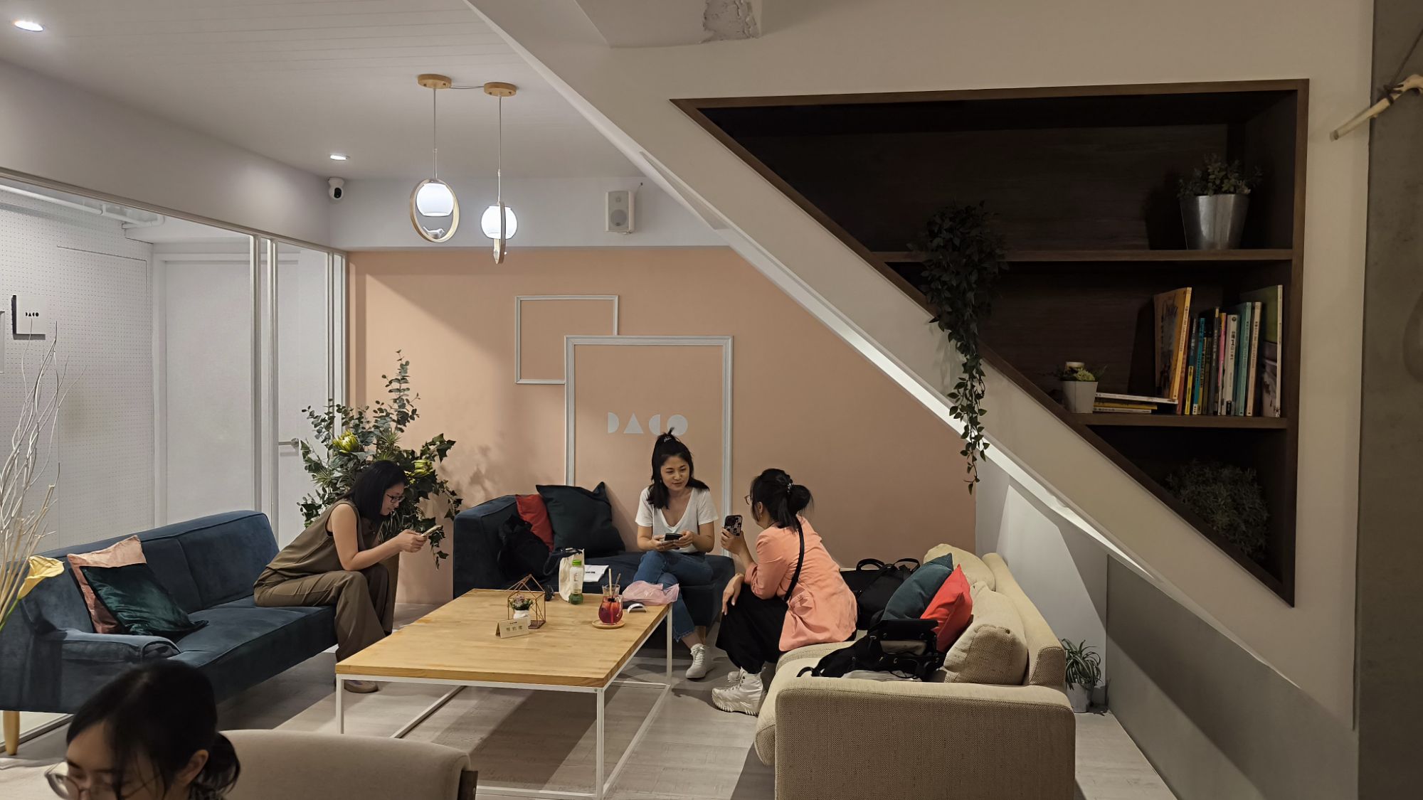 CAFE RACO 沙發區與樓梯