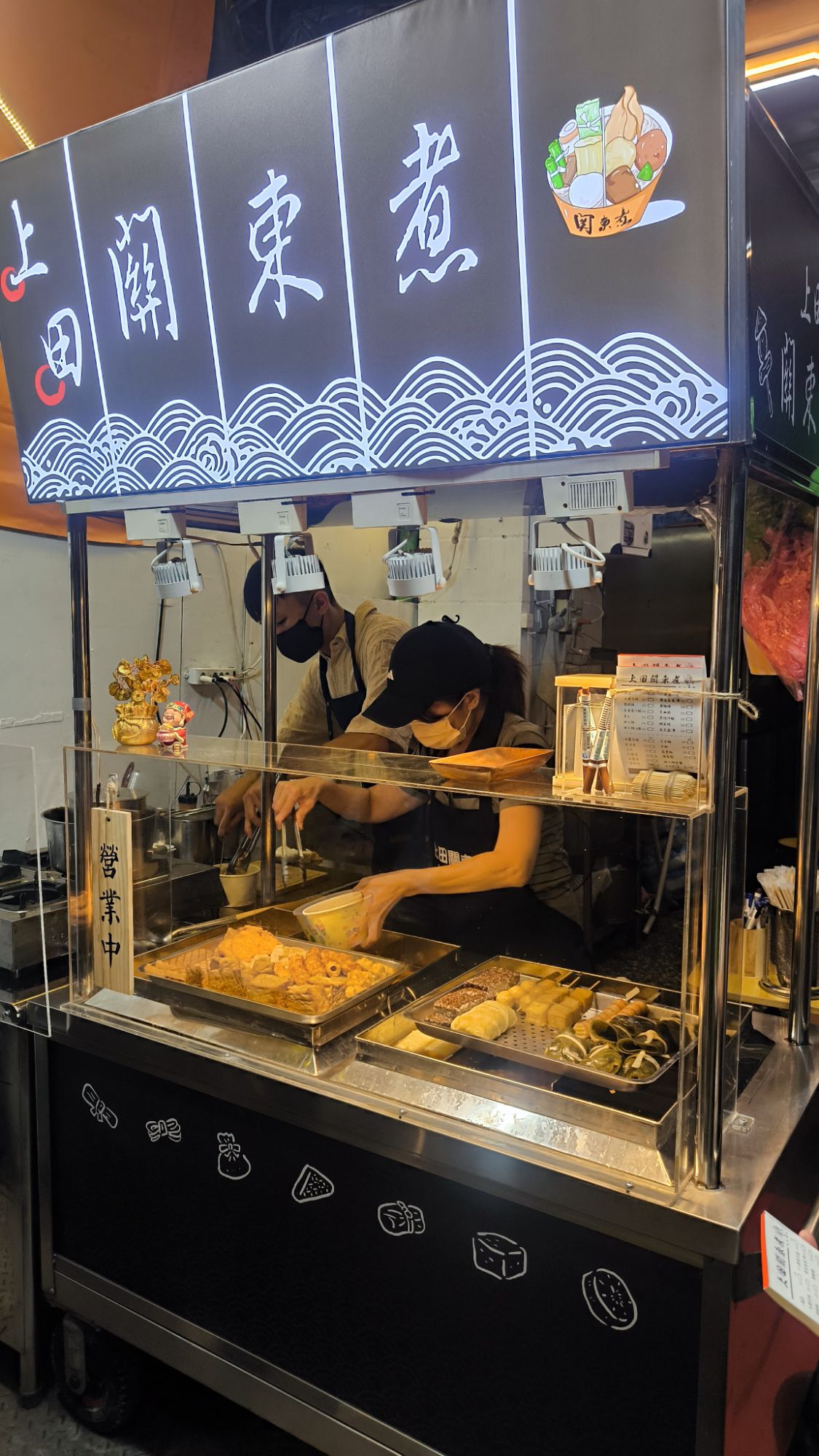 上田關東煮招牌與展示櫃